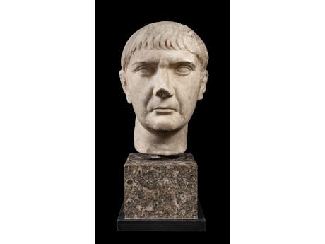 Römischer Marmorkopf des Kaisers Trajan